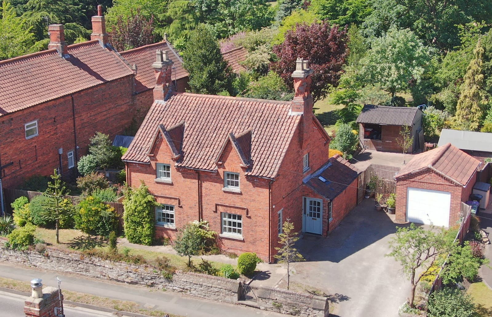 High Road, Manthorpe, Grantham, NG31 8NF — photo 1 of 35